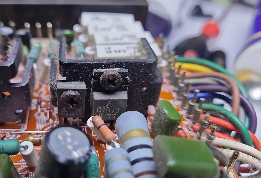 Detalle de transistores, resistencias, condensadores y cableado de una placa electrónica