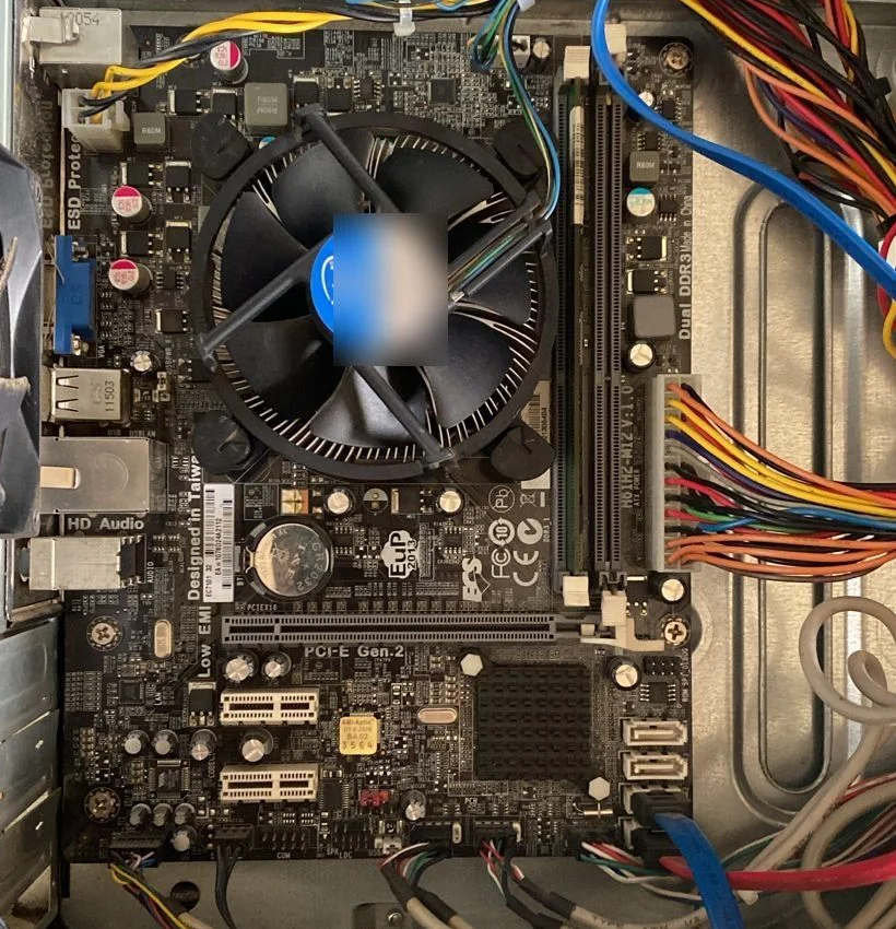 Computador abierto en el taller, con ventilador, placa madre y conexiones a la vista